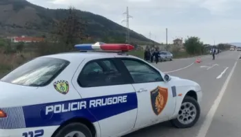 Aksident fatal në aksin Elbasan-Peqin, makina përplas për vdekje këmbësoren
