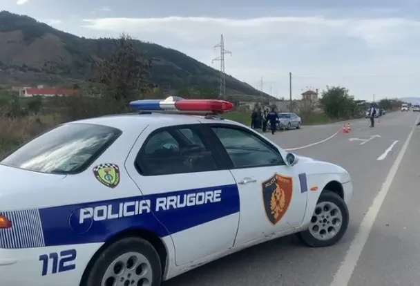 Aksident fatal në aksin Elbasan-Peqin, makina përplas për vdekje këmbësoren