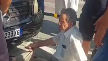 Aksident i frikshëm te “Ura e Varur” në Berat, furgoni përplas çiftin e moshuar në trotuar! Shoferi dëshmon se iu bllokuan timoni e frenat (VIDEO)