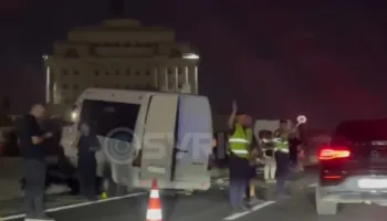 Aksident i rëndë në autostradën Tiranë-Durrës, përmbyset furgoni i Sukthit, disa të plagosur