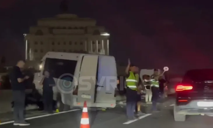 Aksident i rëndë në autostradën Tiranë-Durrës, përmbyset furgoni i Sukthit, disa të plagosur