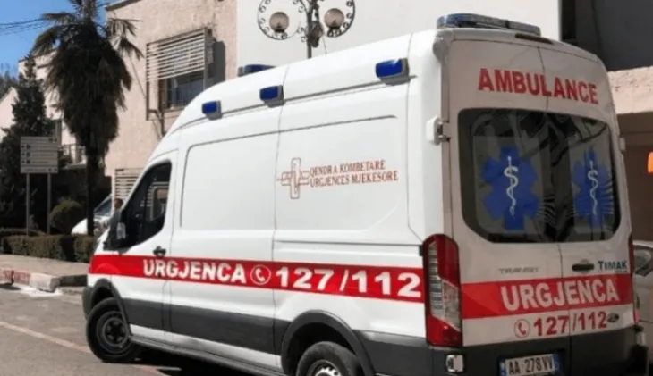 Aksident i rëndë në Dibër, plagosen 5 persona, 4 prej tyre nisen drejt Tiranës