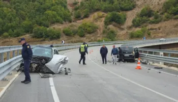 Aksident i rëndë në Pogradec, makina përplaset pranë tuneleve – 2 të plagosur