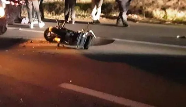 Aksident i rëndë në rrugën Elbasan-Cërrik, humb jetën 31-vjeçari! Motori doli nga rruga dhe u përplas me bordurat, zbulohet shkaku