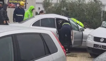 Aksident i rëndë pranë Lushnjes: Makina përplaset me mjetin e parkuar, dy persona në spital