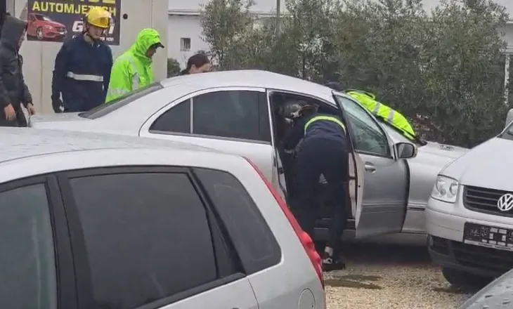 Aksident i rëndë pranë Lushnjes: Makina përplaset me mjetin e parkuar, dy persona në spital