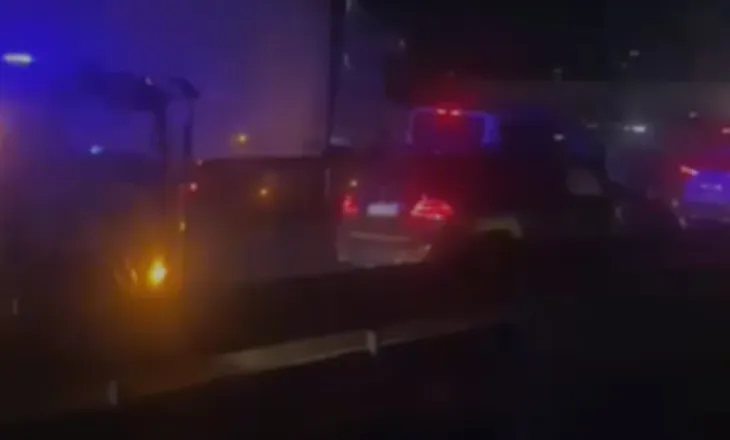 Aksident i trefishtë në autostradën Tiranë-Durrës, përfshihet edhe një Lamborghini