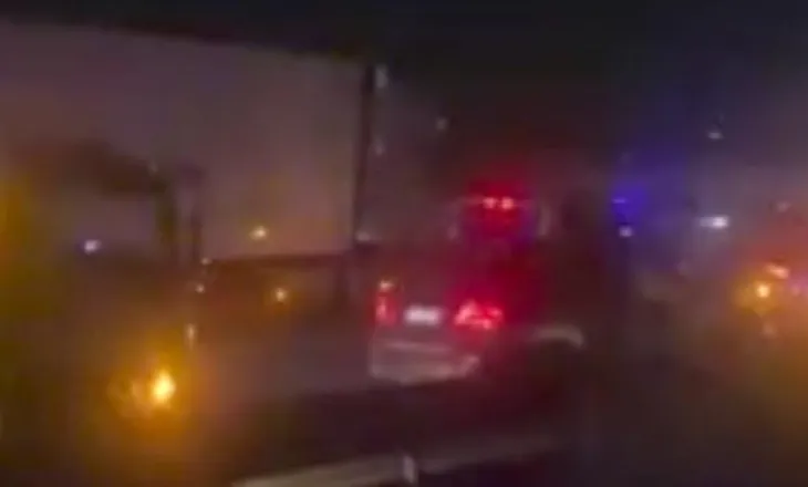 Aksident i trefishtë në autostradën Tiranë-Durrës, përmbyset një ‘Benz’ (VIDEO)