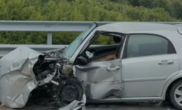 Aksident në aksin Korçë-Qafë Plloçë, përplasen dy mjete, 3 të plagosur