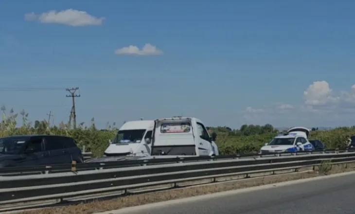 Aksident në aksin Lushnjë-Fier, përplasen dy automjete në përpjekje parakalimi, s’ka të lënduar!