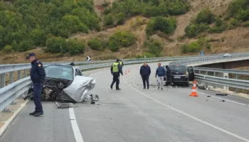 Aksident në aksin Qukës-Qafë Plloçë, makinat përplasen “kokë më kokë”, dy të plagosur