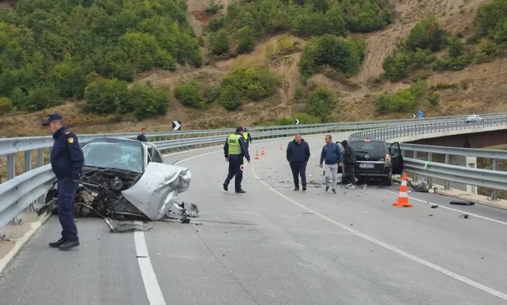 Aksident në aksin Qukës-Qafë Plloçë, makinat përplasen “kokë më kokë”, dy të plagosur