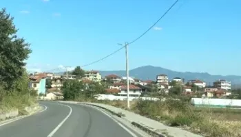 Aksident në Cërrik, motoçikleta përplas nxënësen 14-vjeçare, mjeti dyshohet se ishte me shpejtësi!