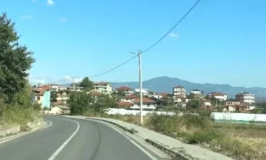 Aksident në Cërrik, motoçikleta përplas nxënësen 14-vjeçare, mjeti dyshohet se ishte me shpejtësi!