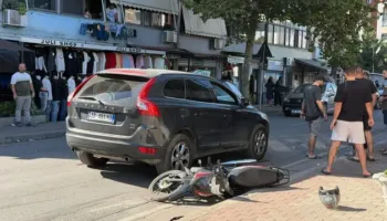 Aksident në Don Bosko, makina përplas motorin, ndërron jetë 64-vjeçari