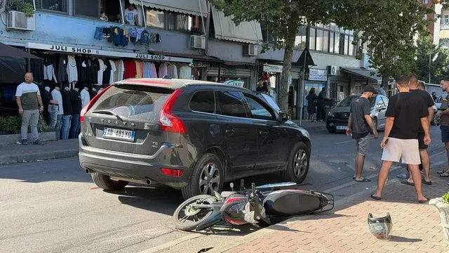 Aksident në Don Bosko, makina përplas motorin, ndërron jetë 64-vjeçari