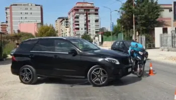 Aksident në Fier-Patos, motoristi i picave mbetet i plagosur pasi u përplas nga një automjet