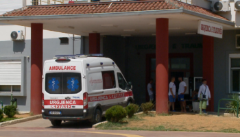 Aksident në Fier/ Përplaset 62-vjeçari me motomjet, dërgohet me urgjencë drejt spitalit të Traumës në Tiranë