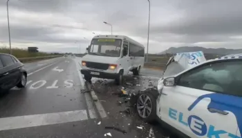Aksident në Lezhë-Shkodër, taksia përplaset me autobusin e mësuesve, tre të plagosur