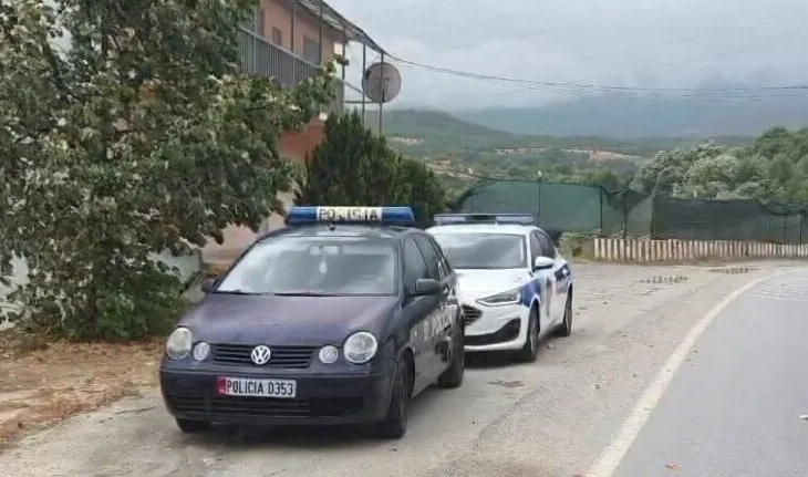 Aksident në Rrugën e Arbrit/ Përplasen dy automjete, raportohet për dy të plagosur