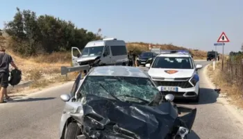 Aksident në Selenicë/ Automjeti përplaset me furgonin me pasagjerë, plagosen gjashtë persona