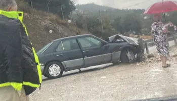 Aksident në Selenicë, makina del nga rruga dhe përplaset me barrierat mbrojtëse