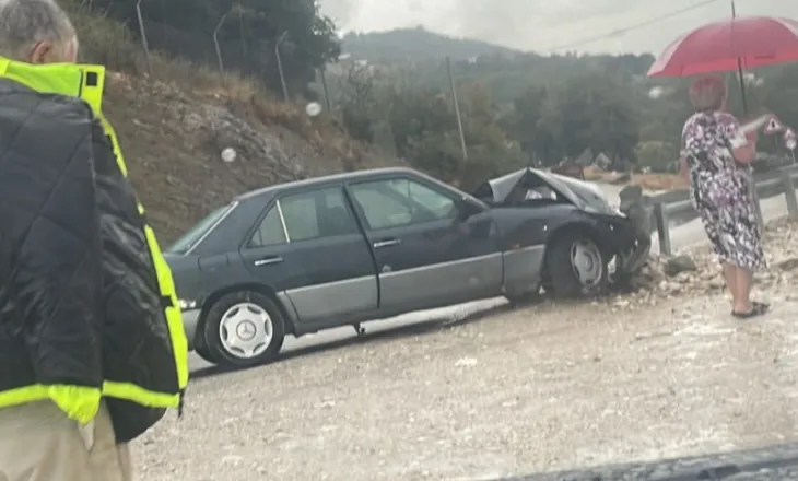 Aksident në Selenicë, makina del nga rruga dhe përplaset me barrierat mbrojtëse
