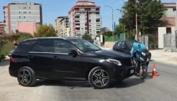 Aksident pranë Drejtorisë së Policisë Fier, motoristi i picave plagoset pasi u përplas nga një “Mercedes”, zbulohet shkaku