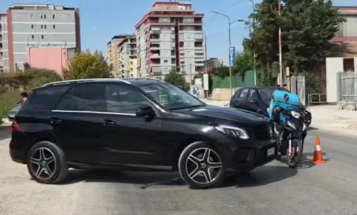 Aksident pranë Drejtorisë së Policisë Fier, motoristi i picave plagoset pasi u përplas nga një “Mercedes”, zbulohet shkaku