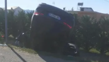 Aksident rrugor në Krujë, 2 të plagosur pas përmbysjes së makinës në kanal! Dërgohen me urgjencë drejt “Traumës”