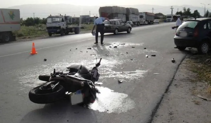 Aksidentoi me motor nxënësen 14-vjeçare dhe u largua nga vendi i ngjarjes, arrestohet pas ndjekjes policore adoleshenti në Cërrik!