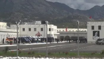 Aksion ‘blic’ në burgun e Peqinit e Fierit, gjenden telefona në qelitë e të burgosurve, 9 persona në hetim, mes tyre 2 efektivë
