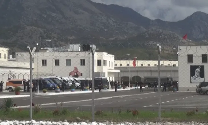 Aksion ‘blic’ në burgun e Peqinit e Fierit, gjenden telefona në qelitë e të burgosurve, 9 persona në hetim, mes tyre 2 efektivë