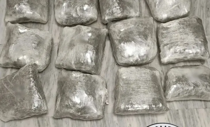 Aksion në Korçë, 3 të rinj arrestohen duke trafikuar 6 kg drogë me makinë! Ja çfarë u sekuestrua tjetër gjatë kontrollit