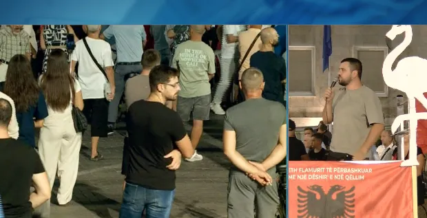 Aktivisti ‘shpërthen’ ndaj deputetes së PS: Ku ishe ti Iris kur SPAK kërkoi arrestimin e Ballukut?! Me karton mbrojte krimin!