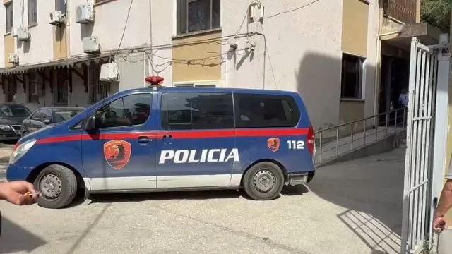 Akuzohen për falsifikim të dokumenteve dhe përfitim të padrejtë të pronave, dy ish-drejtorët e Kadastrës Fier mbeten në burg, një tjetër kalon në arrest shtëpie!