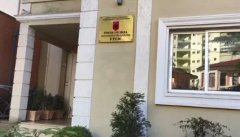 Akuzohen se regjistruan 6 prona me dokumente false, Prokuroria kërkon “arrest në burg” për ish-drejtorin e Kadastrës Fier dhe përfituesin