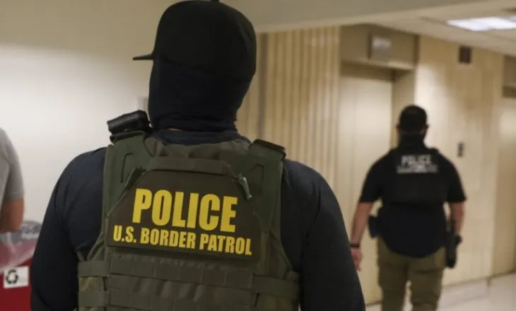 Akuzohet se gënjeu FBI-në përpara se të qëllonte një venezuelian në Minneapolis, agjenti i ICE-së deklarohet i pafajshëm
