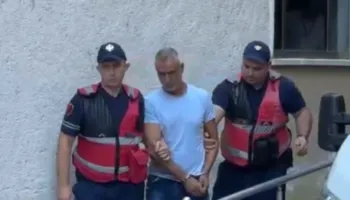 Akuzohet se plagosi me drapër babanë e ish-bashkëjetueses së tij, lihet në burg daja i Zegjine Çaushit