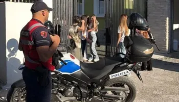 Alarm fals për bombë në një shkollë në Tiranë, arrestohet një person