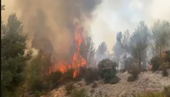 Alarm në Krastë të Krujës, rrezikohen rreth 20 banesa. Banorët kërkojnë ndërhyrje nga ajri
