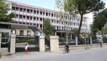 Alarm për bombë! Çantë e dyshimtë pranë Ministrisë së Jashtme