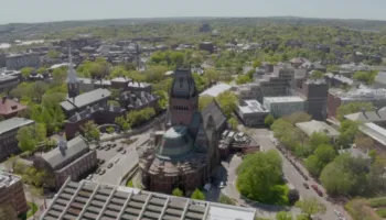 Alarm për bombë në Harvard, evakuohet zona pranë “Memorial Hall” dhe pezullohen linjat e autobusëve