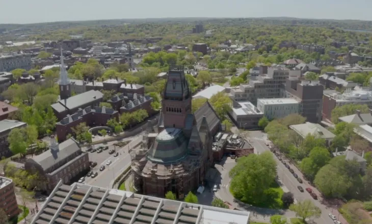 Alarm për bombë në Harvard, evakuohet zona pranë “Memorial Hall” dhe pezullohen linjat e autobusëve