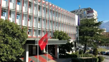 Alarm për bombë te Ministria e Jashtme, çanta e dyshimtë vë në lëvizje policinë