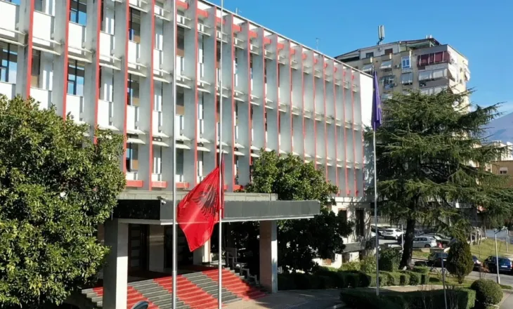 Alarm për bombë te Ministria e Jashtme, çanta e dyshimtë vë në lëvizje policinë