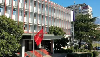Alarm përballë Ministrisë së Jashtme? Një çantë e dyshimtë “ngriti në këmbë” efektivët e Tiranës