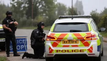 Alarmi pranë bazës amerikane në Britani, çfarë u gjet në tre furgonët e dyshimtë?