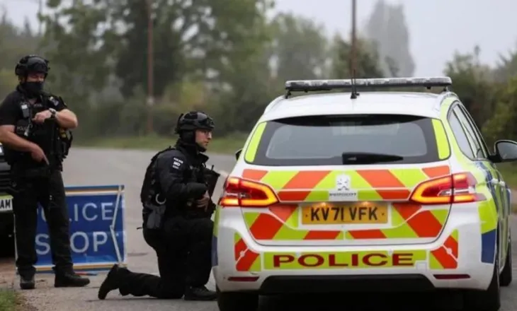 Alarmi pranë bazës amerikane në Britani, çfarë u gjet në tre furgonët e dyshimtë?