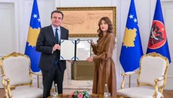 Albulena Haxhiu mandaton Albin Kurtin për formimin e Qeverisë së Kosovës